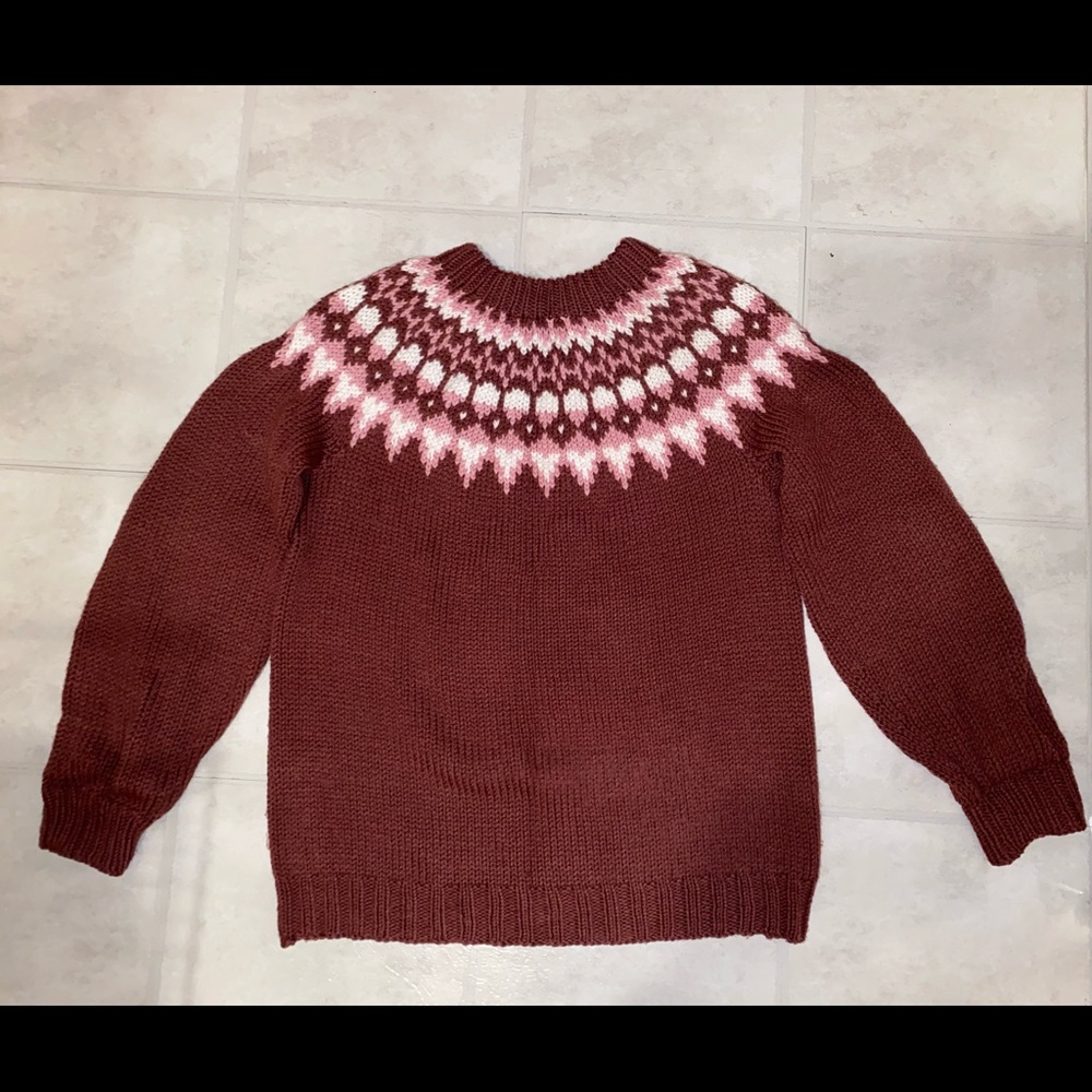 Sweater fits small-medium. in perfect condition. only worn 3 times